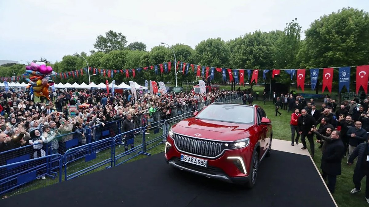 Ünlü şarkıcı konsere Togg ile geldi! Sahneye çıkışı gündem oldu: Seyirciler şaştı kaldı