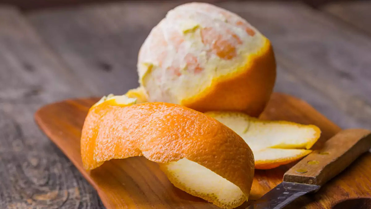 Çöpe attığınıza pişman olacaksınız! Portakal kabuklarını rendeleyip içerisine karbonat ekleyip olacakları izleyin