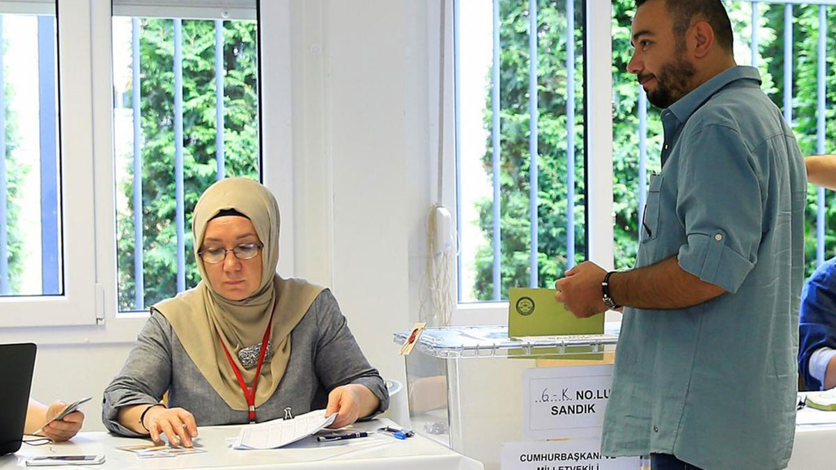 Oy verirken o kişilerle karşılaşabilirsiniz! Belki de aynı sandığa zarf atacaksınız, liste belli oldu