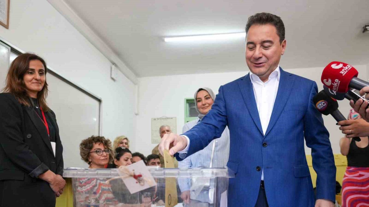 DEVA Partisi lideri Babacan oyunu kullandı: Demokrasi özlemi çekenlere hayırlı sonuçlar getirsin