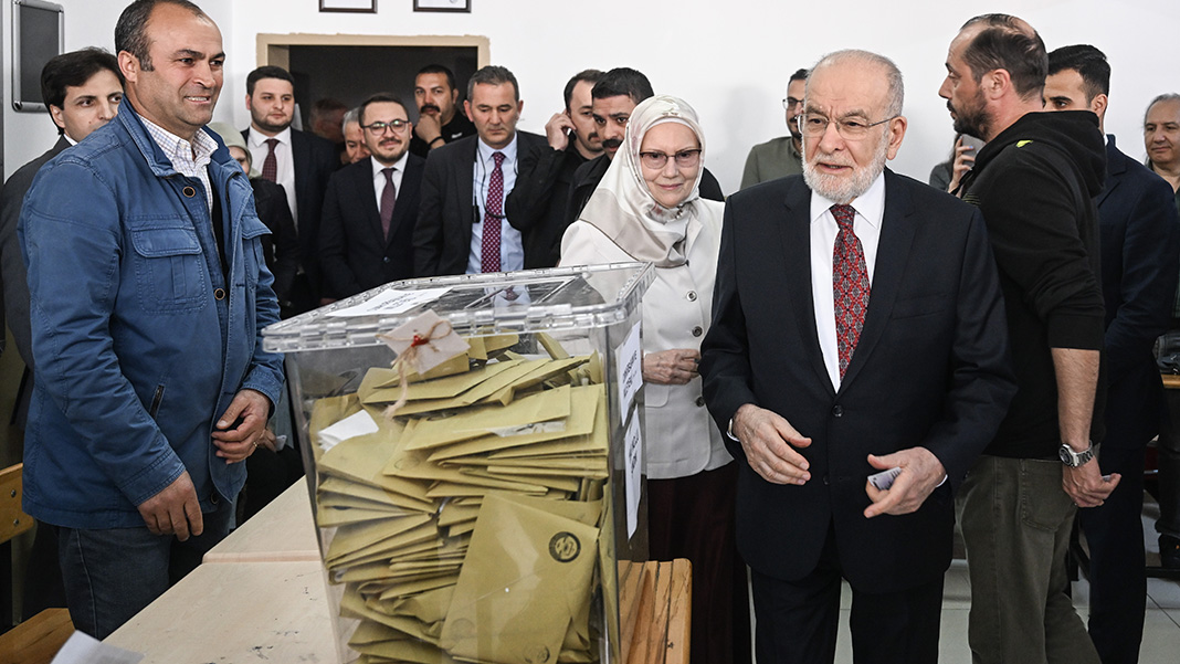 Karamollaoğlu Ankara'da oyunu kullandı: Aynı veya farklı kanaatte olabiliriz, bugün karar günü