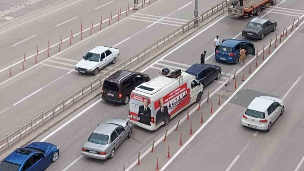 MHP seçim aracı zincirleme kazaya karıştı: Yol trafiğe kapatıldı