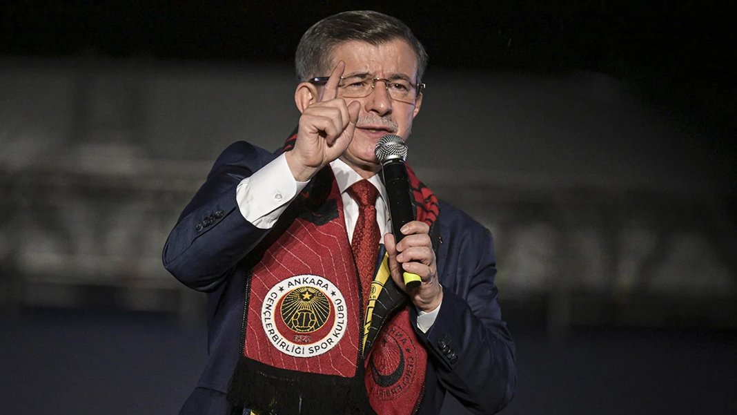 Davutoğlu'ndan depremzedeleri hedef alanlara: Kardeşlerimizi incitmeye kimsenin hakkı yok