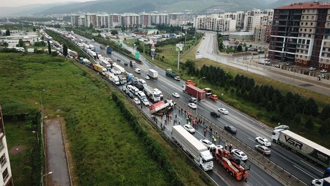 TEM'i kilitleyen kaza: Ankara yolu 2 saat ulaşıma kapandı