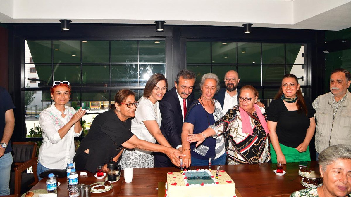 Huzurevi sakinlerine anneler günü kutlaması