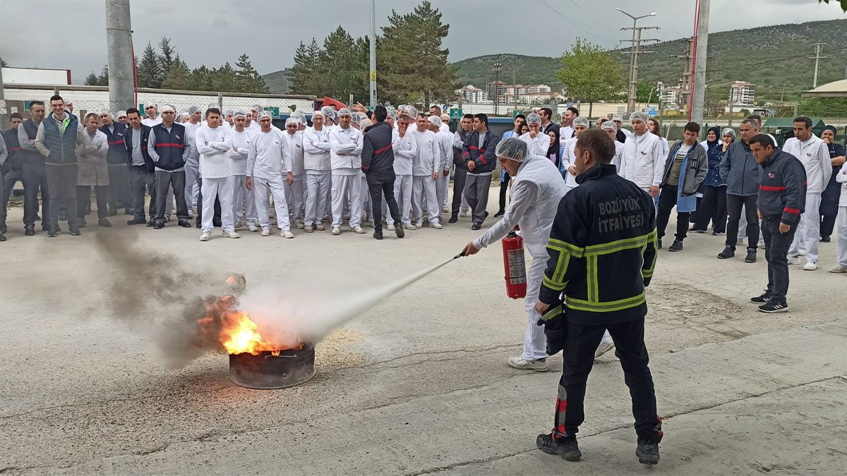 Bozüyük Belediyesi İtfaiyesi’nden fabrika personeline yangın eğitimi