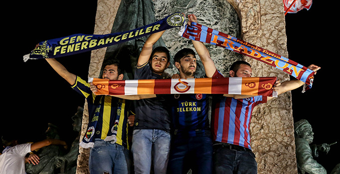 Futbol taraftarlarından FETÖ darbe girişimine karşı ortak tepki