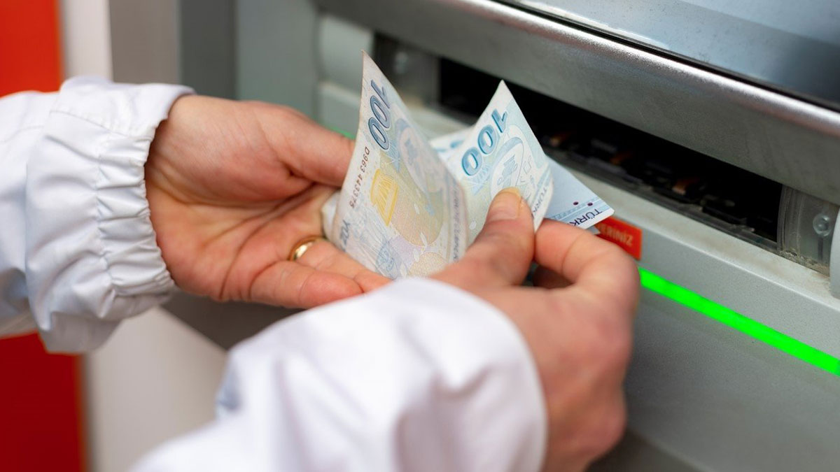 ATM'den para çekenlere müjde! O banka bugün tüm müşterilerine sevindiren SMS mesajı gönderdi