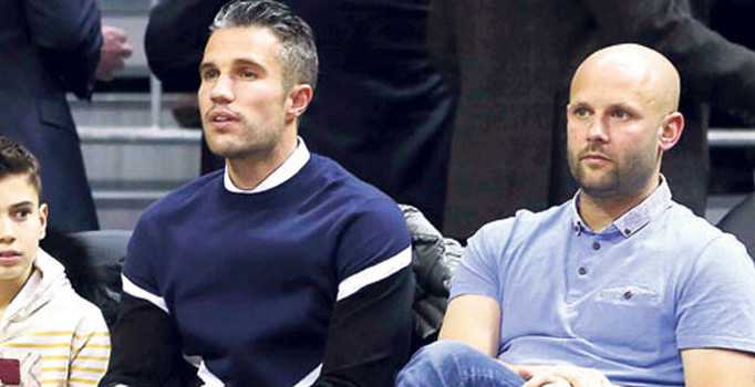 Robin van Persie’nin özel antrenörü ve fizyoterapisti Matt Radcliffe artık tesislere giremeyecek