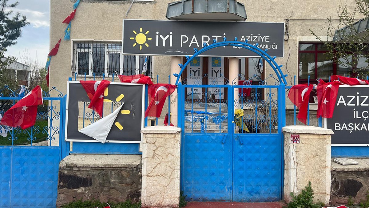 Erzurum'da İYİ Parti ilçe binasına taşlı saldırı