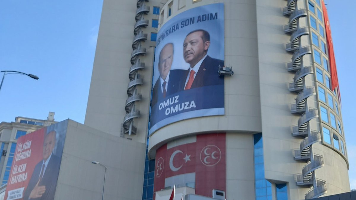 MHP Genel Merkezi'ne Cumhurbaşkanı Erdoğan'ın afişi asıldı