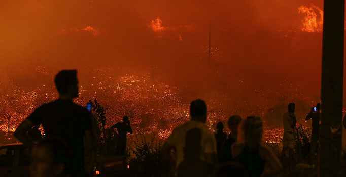 İzmir Buca Şahintepesi mevkiisinde askeri alanda orman yangını: 1 ev yandı - Son dakika haberleri