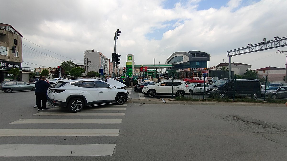 Kırmızı ışıkta geçince olanlar oldu! 3 araç birbirine girdi ve...