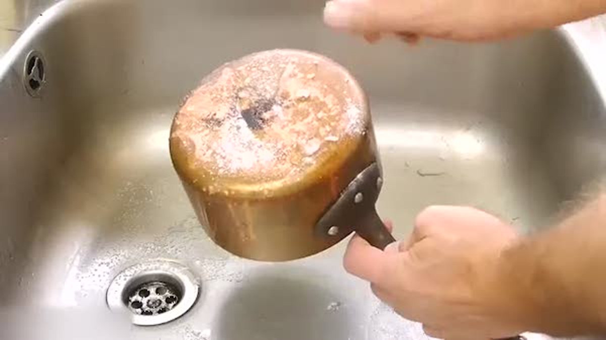 Kararmış tencerelerinizi pırıl pırıl yapacak! Sadece bir tutam sürün: Çöpe gitmekten kurtaracak