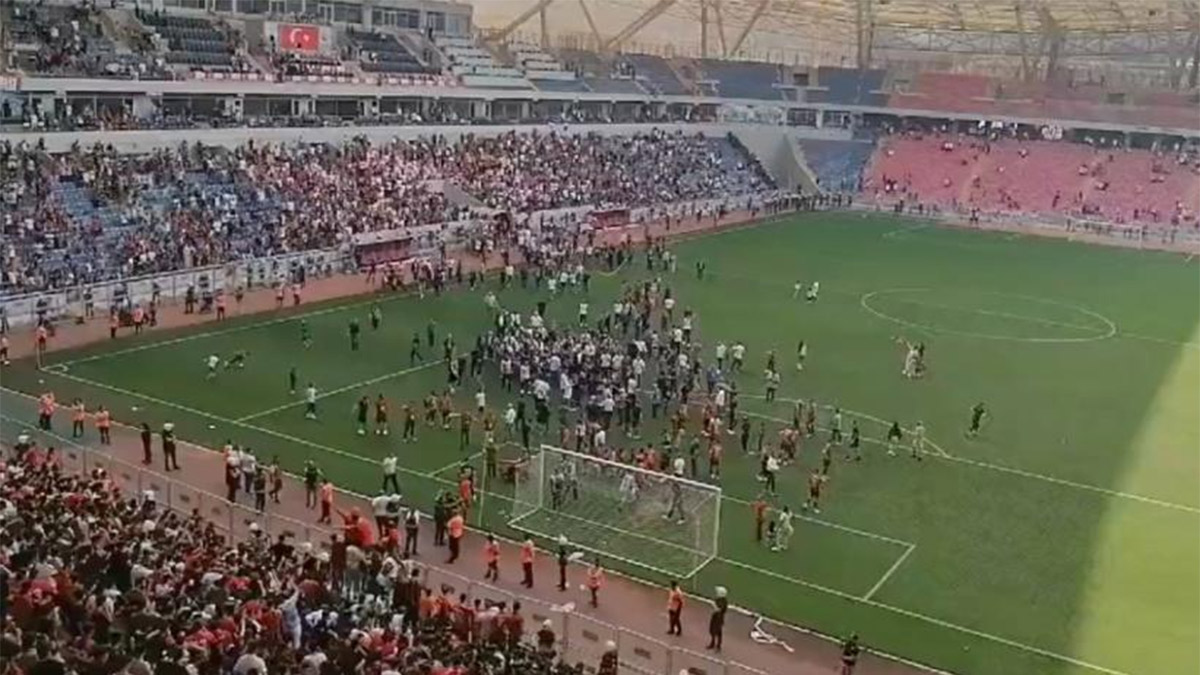 Mersin'de taraftarlar Bakan Nebati’yi yuhaladı: Meclis’te Hizbullah istemiyoruz