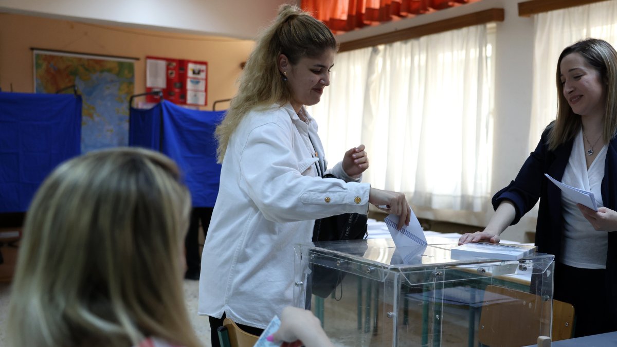 17 yaşındakiler ilk kez oy kullanıyor: Komşu sandık başında