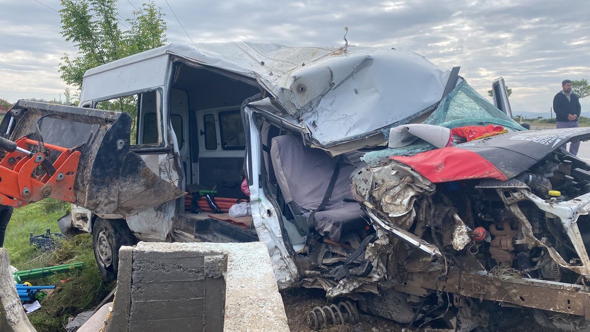 Tarım işçilerini taşıyan minibüs şarampole devrildi