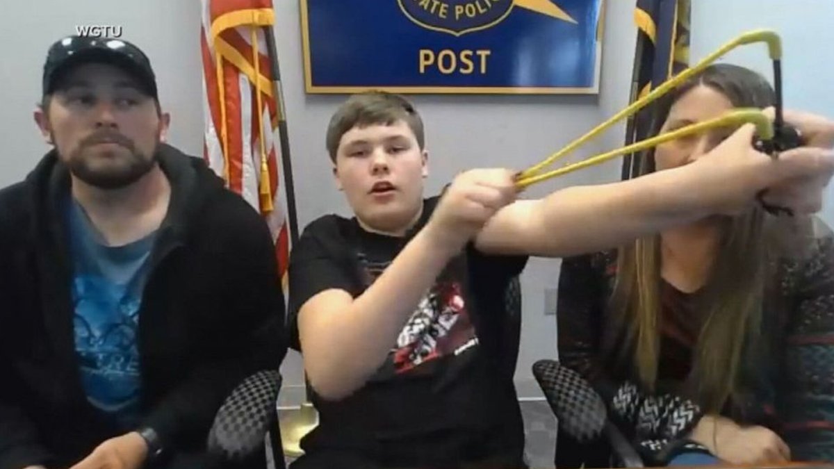 Kardeşini kaçıran adamı sapanla vurdu