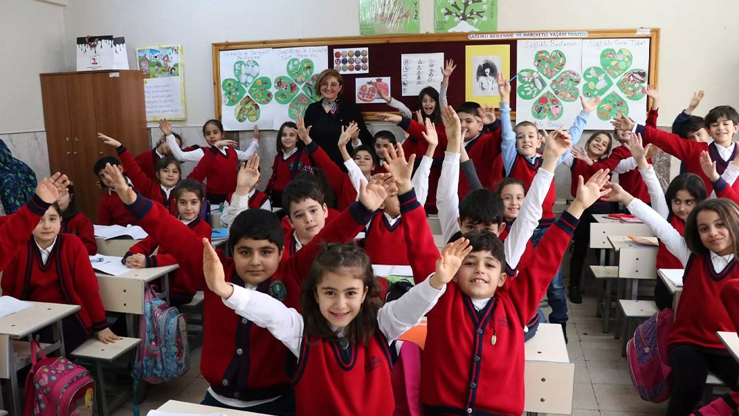 Bakan Özer açıkladı: 29 Mayıs günü okullar tatil