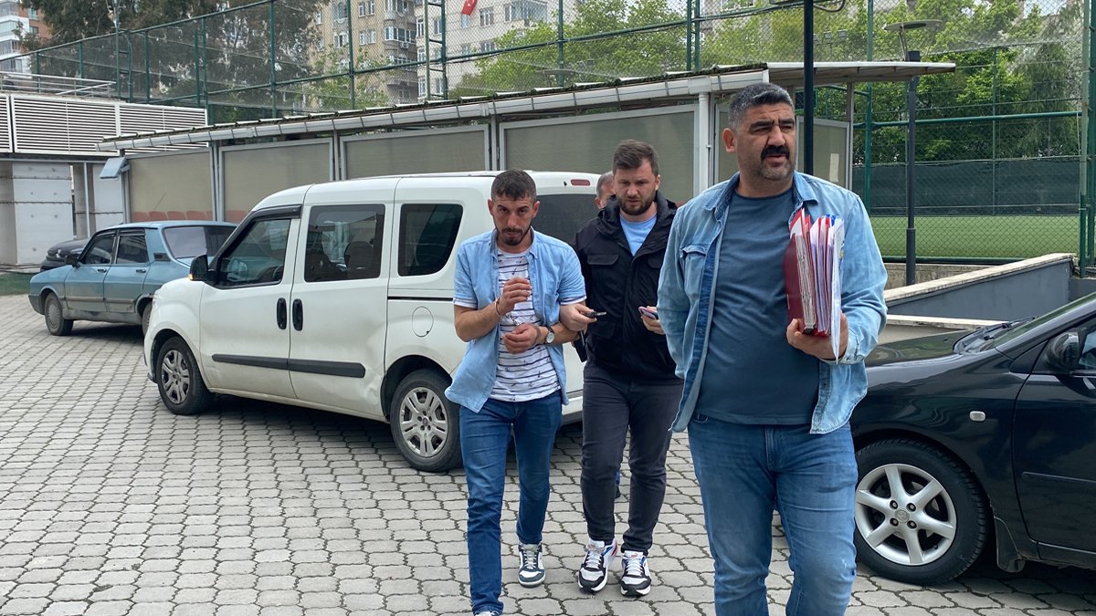 Borcunu ödemeyen müşterisini satırla yaraladı