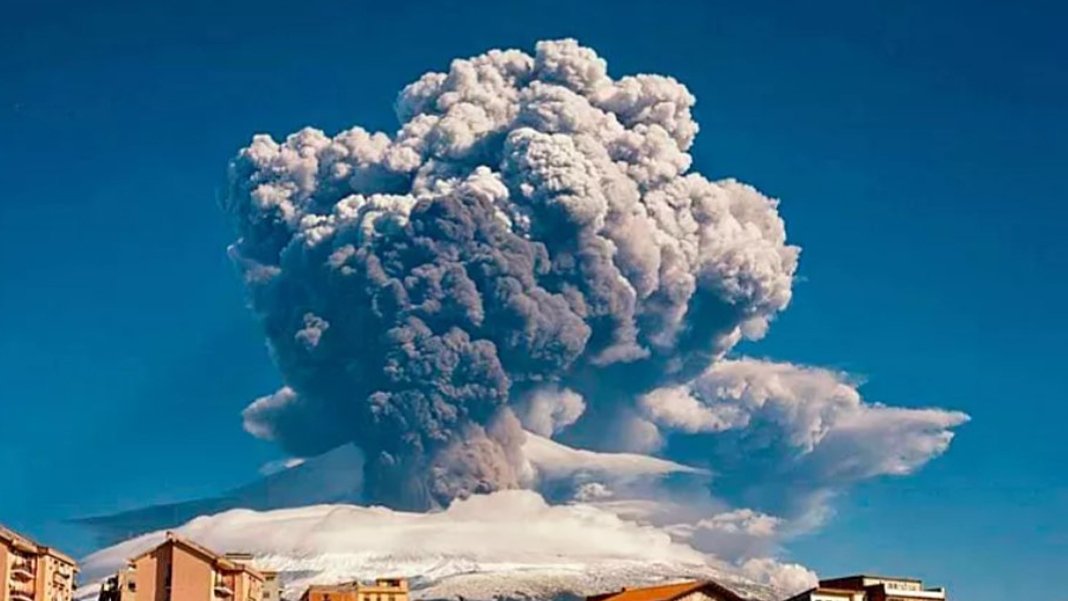 Etna Yanardağı yeniden patladı