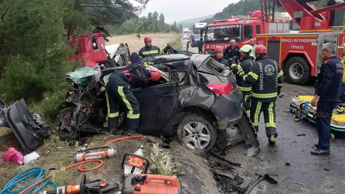 Denizli'de feci kaza: Tırın çarptığı araçtaki 4 kişi yaşamını yitirdi