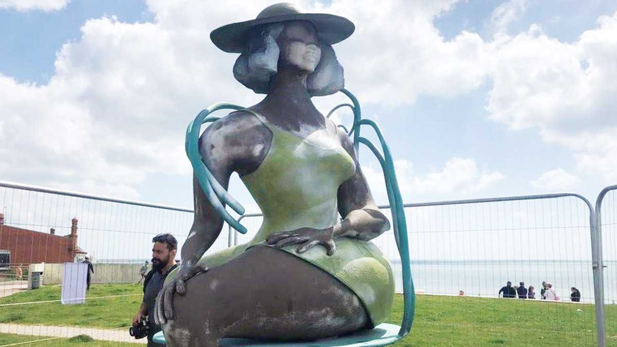 İngiliz ırkçılar siyahi heykeli beyaza boyadı