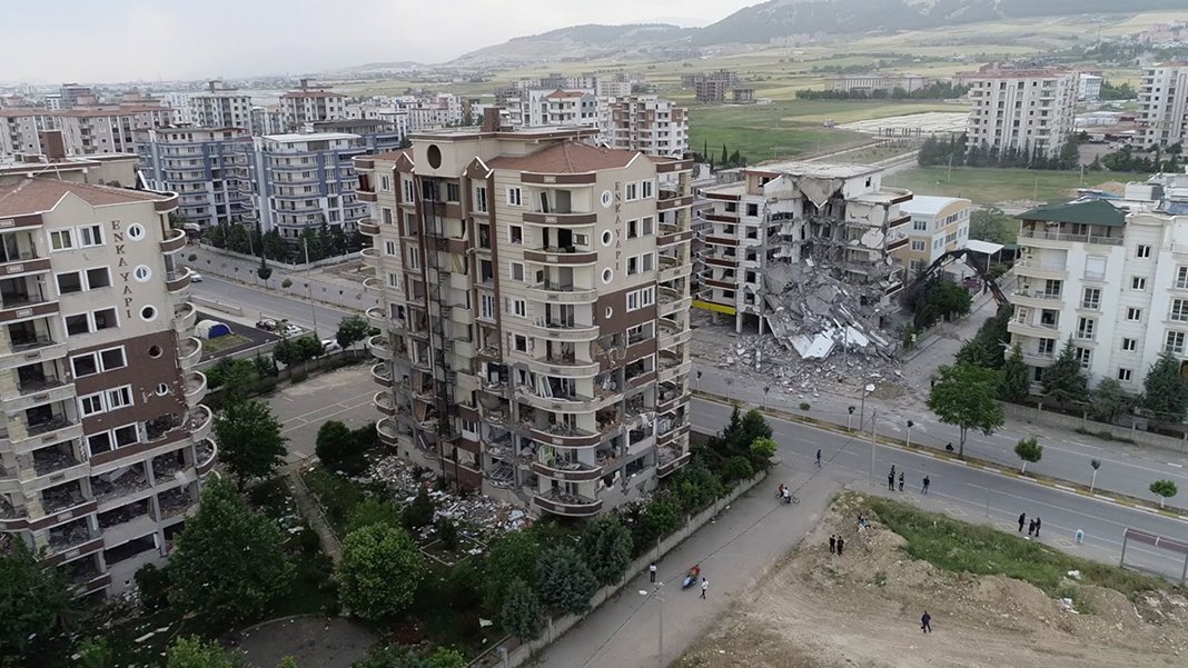 Adıyaman'da ağır hasarlı binalar yıkılıyor