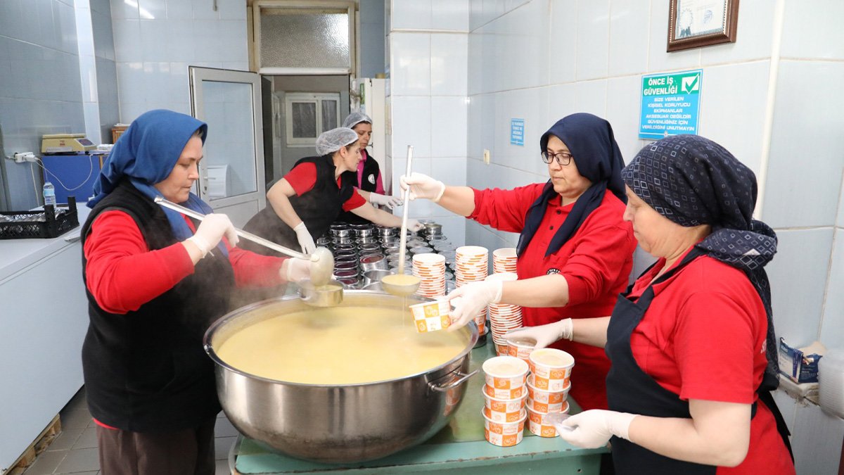 Burhaniye Belediyesinin sıcak yemek yardımı devam ediyor