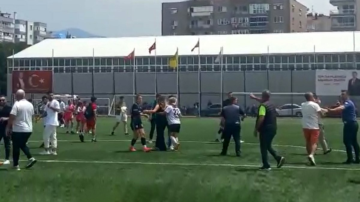 Bitiş düdüğüyle ortalık karıştı! Maç sonrası taraftarlar kadın futbolculara saldırdı ve...
