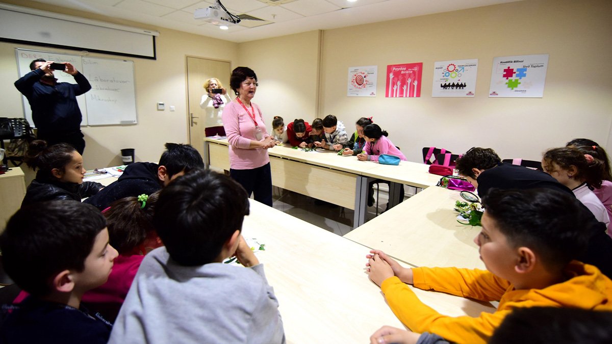 Bornovalı çocuklar eğlenerek öğrendi