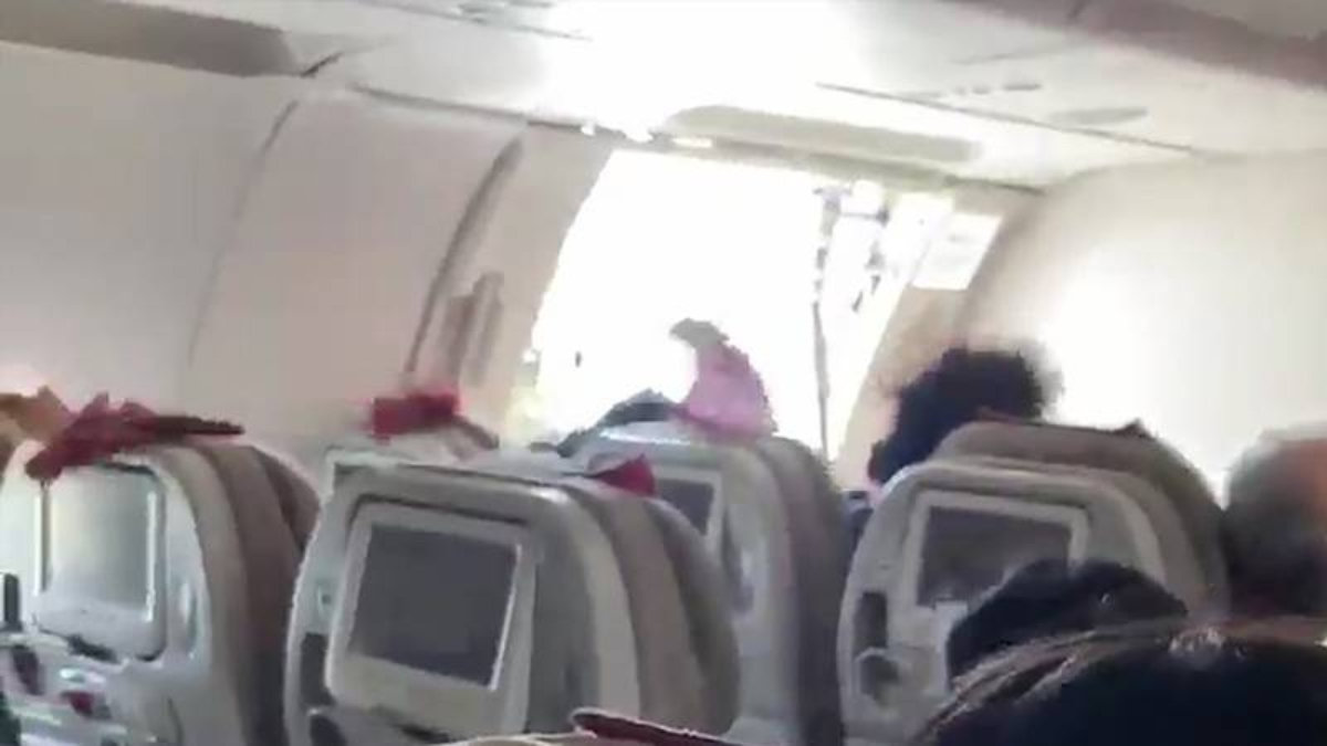 Havada korku dolu anlar: Yolcu uçağının kapısı açıldı