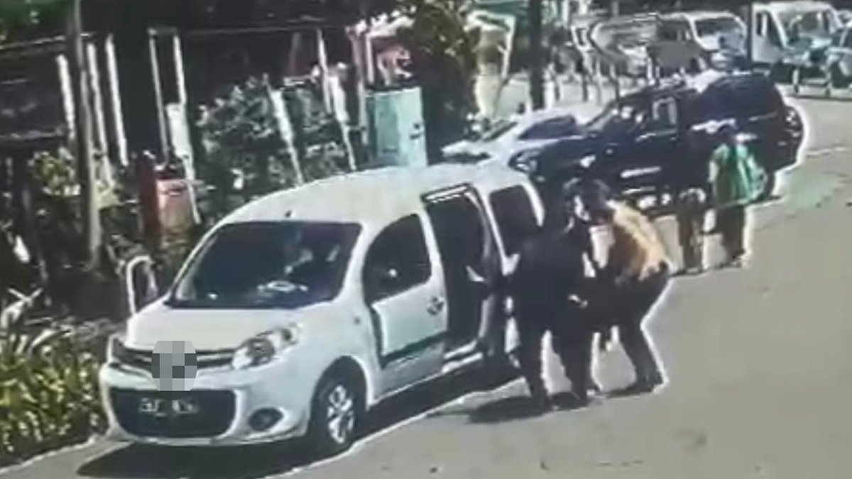 Cinsel istismardan gözaltına alınan 2 zanlı polis otosundan atladı: 1 ölü, 1 yaralı