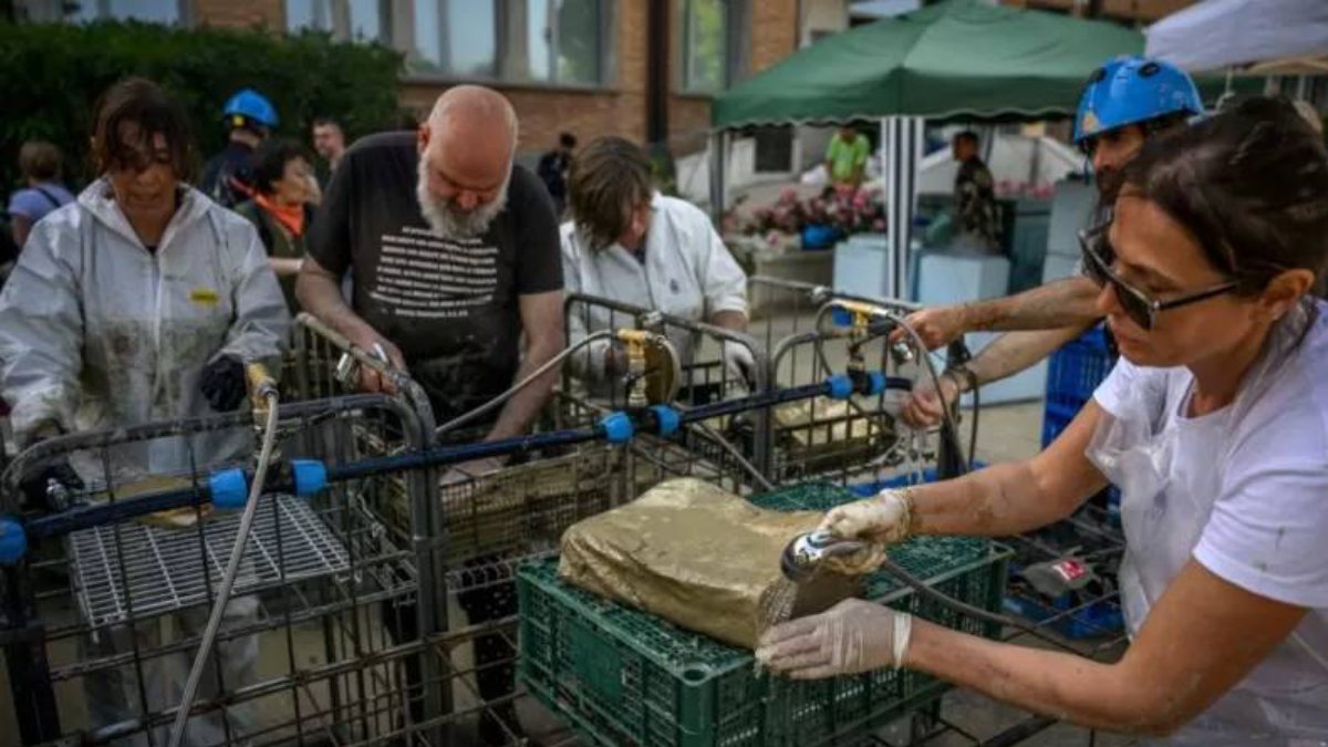 İtalya’da selden zarar gören kitaplar donduruluyor