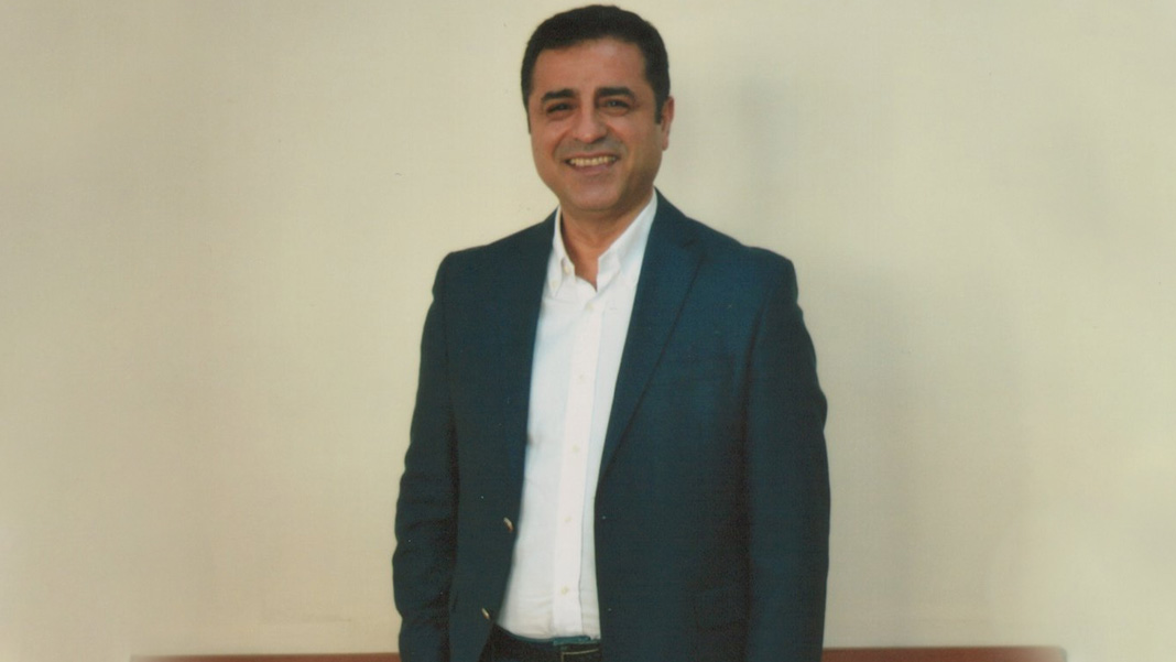 Demirtaş 'Eksiksiz gidin lütfen' diyerek seçmene seslendi: Hiçbir gerekçeniz yoksa bile hatırım için sandığa gidin