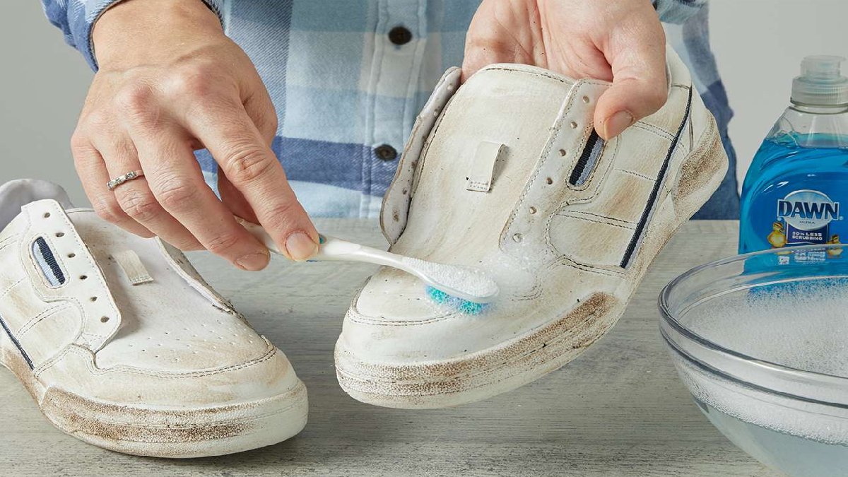 Beyaz spor ayakkabılarınızı kirlerden arındırın! Bu yöntemler yeni alınmış gibi yapıyor: Çamaşır makinesine atmayın...