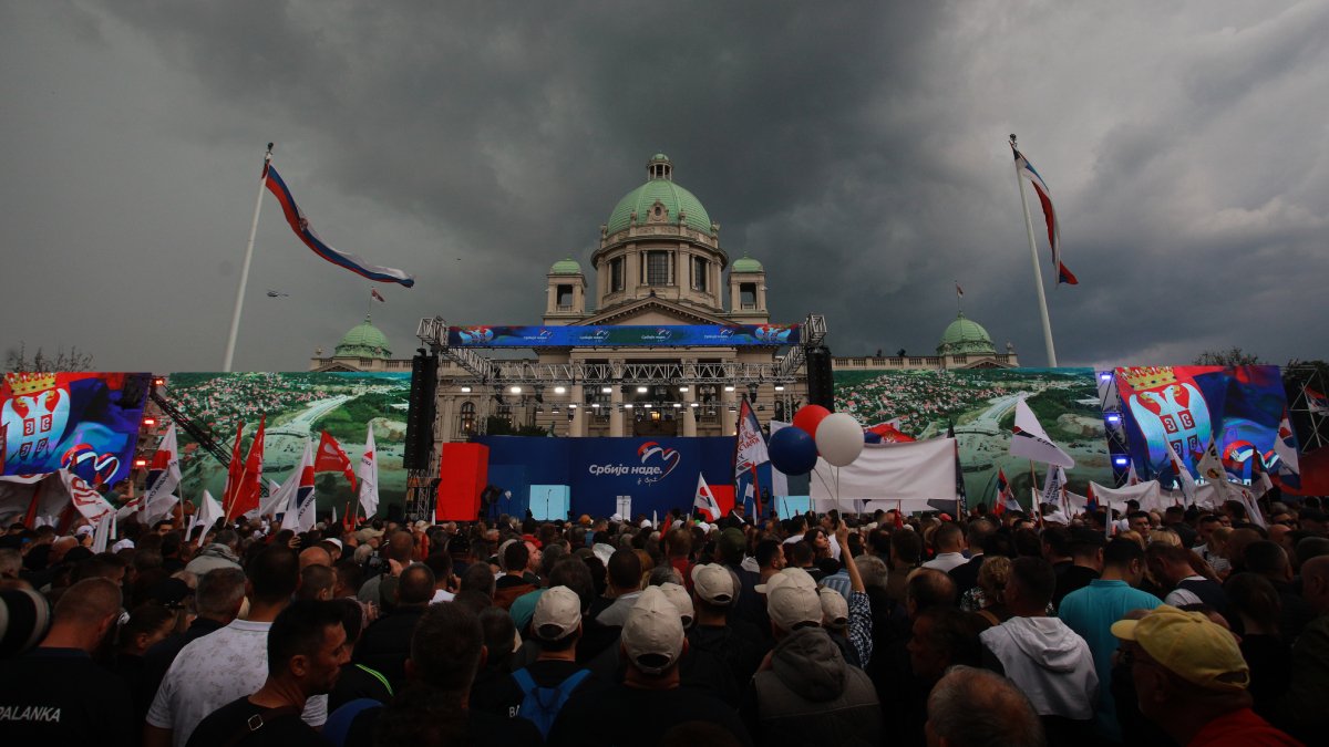 Sırbistan’da hükümet karşıtı gösterilere ‘tepki’ mitingi: Cumhurbaşkanı Vucic’e destek