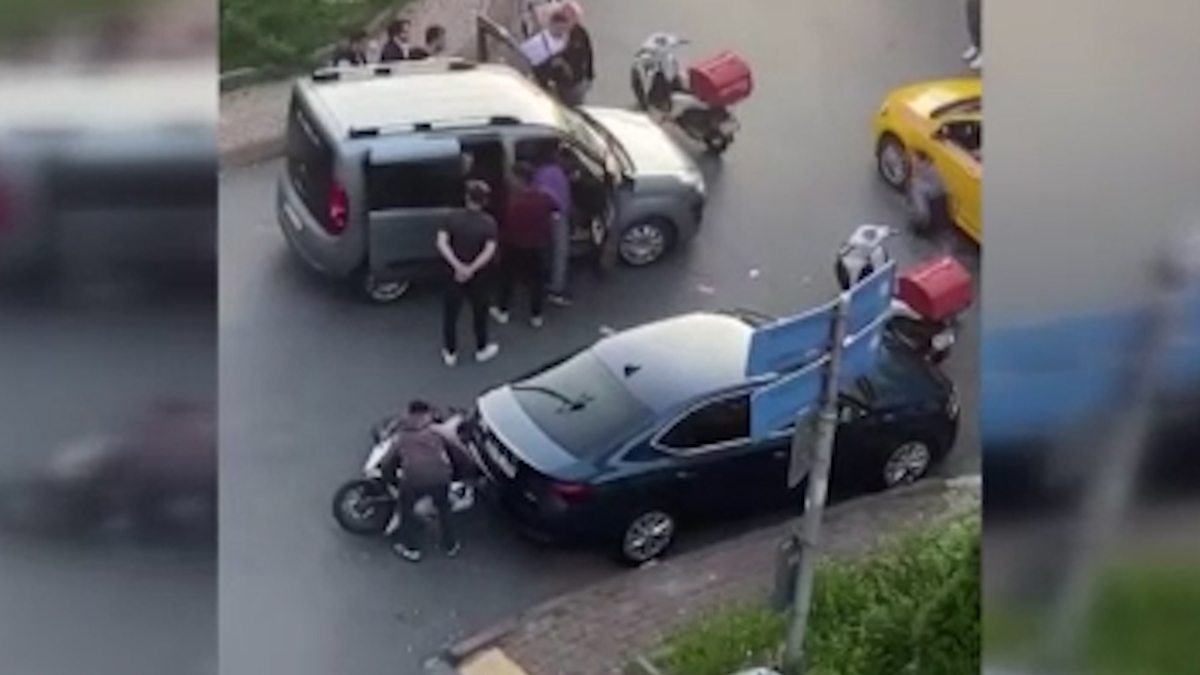 Yol verme tartışmasında ortalık karıştı! Tahta sopalarla saldırdılar ve...