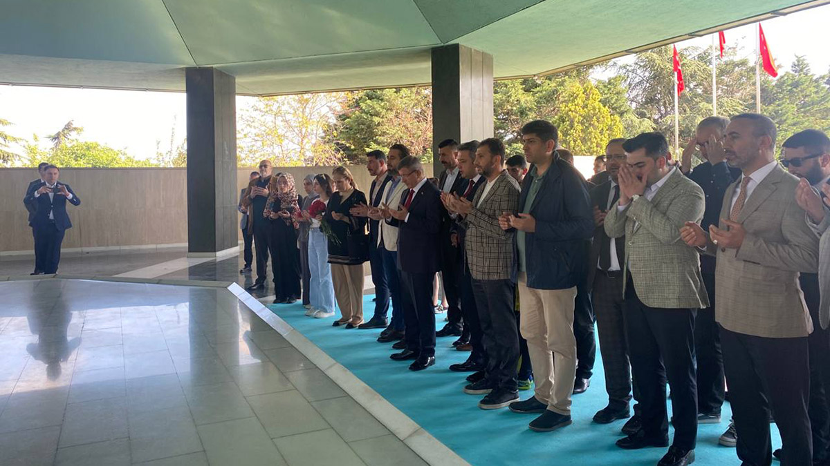 Davutoğlu'ndan Adnan Menderes'in mezarına ziyaret: Darbelerin karanlığına karşı dimdik ayaktayız