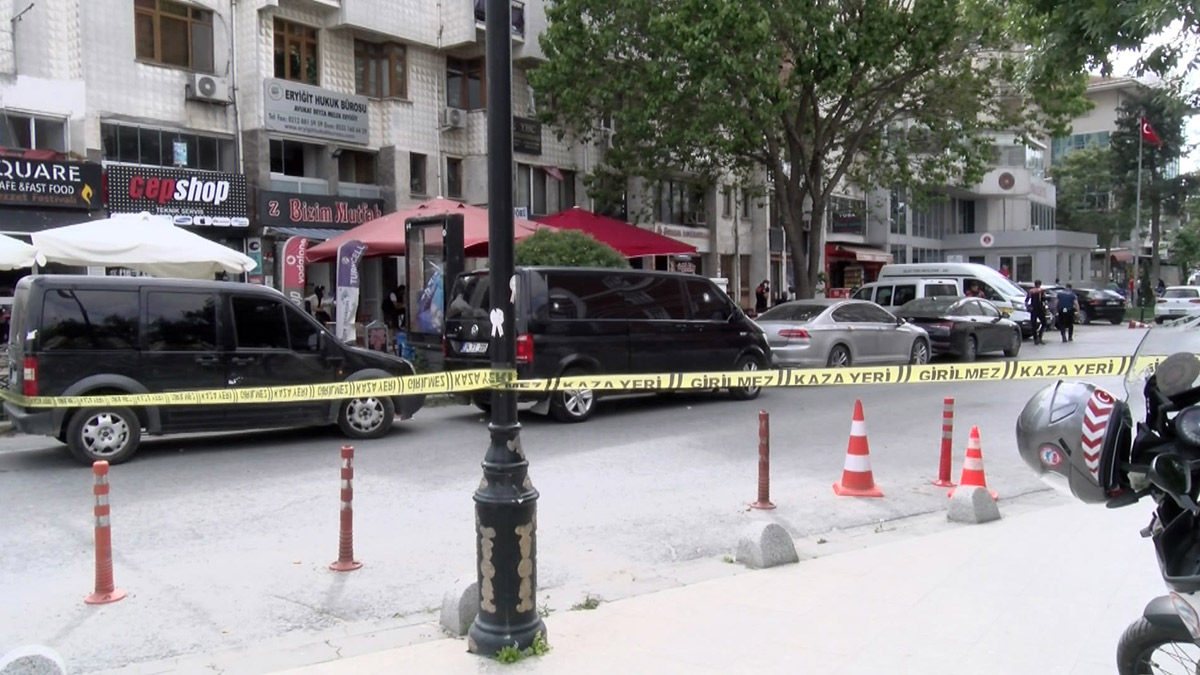 Ortalık bir anda karıştı! Adliye önünde silahı çatışma