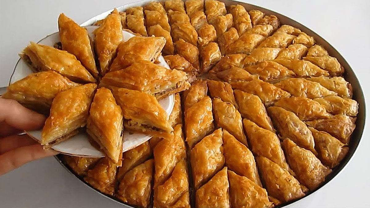 Bu kolay baklava tarifiyle hem bayramda misafirlerinizi hayran bırakın, hem bütçenizi koruyun! Evde çıtır baklava tarifi