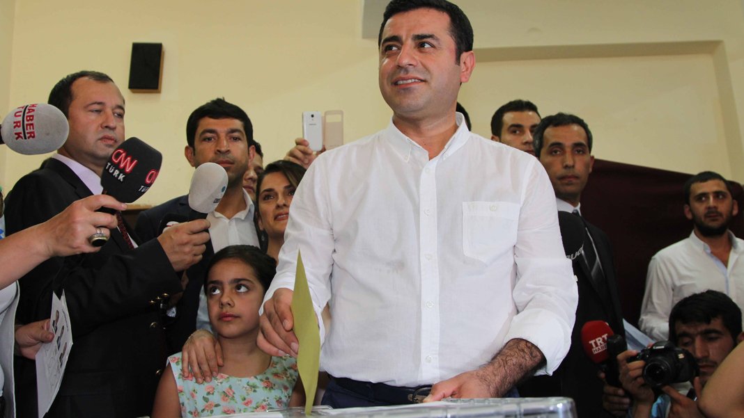 Demirtaş'tan seçim günü çağrı: Oy verme hakkınızı kullanın lütfen