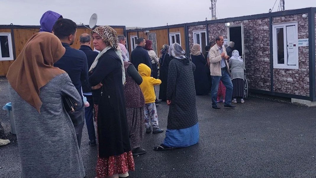 Deprem bölgesi sandık başında: Konteynerlerde oylarını kullandılar