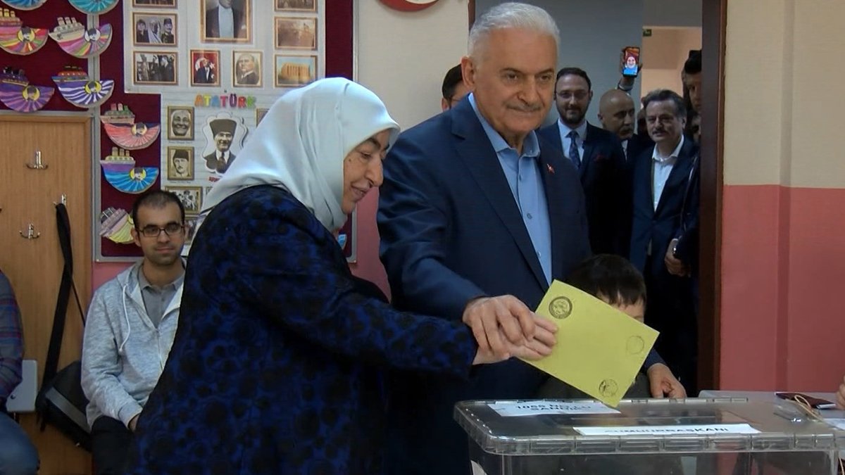 Binali Yıldırım'dan kabinden geç çıkan eşine: Ne oldu hanım karar veremedin mi?