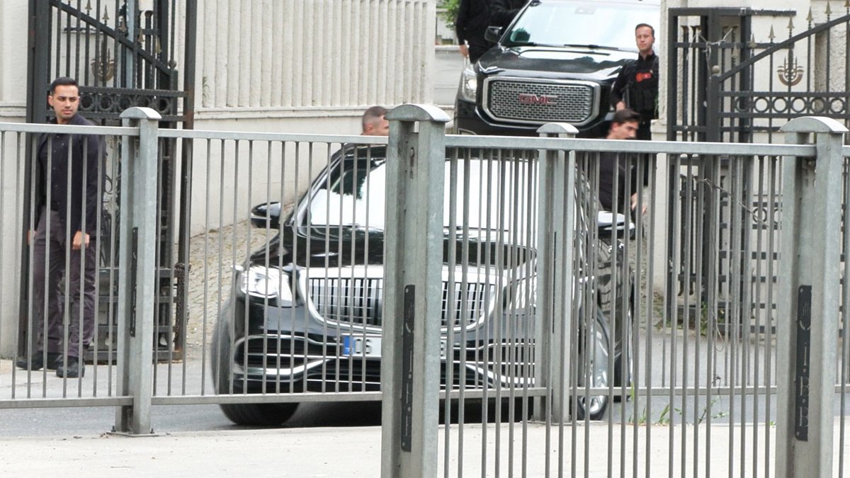 Oyunu kullanan Erdoğan anne ve babasının kabrini ziyaret etti