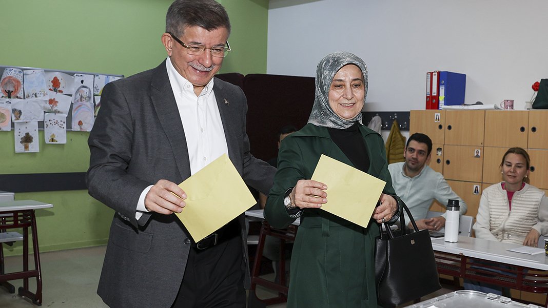 Davutoğlu henüz oy vermeyenlere seslendi: Vatanına, milletine sahip çık, mutlaka sandığa git