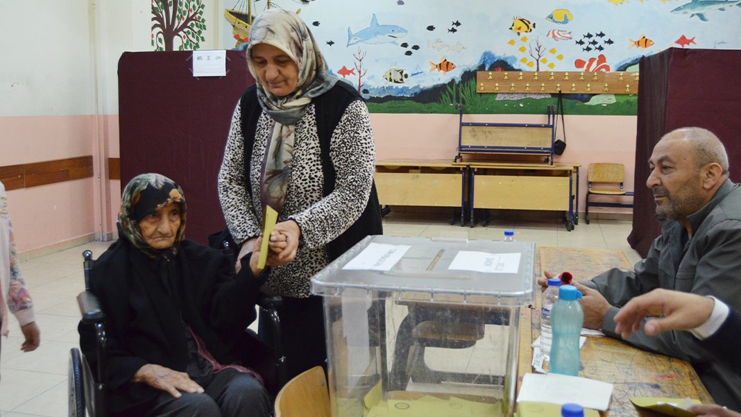 115 yaşında sandığa geldi: Tekerlekli sandalye ile getirildi