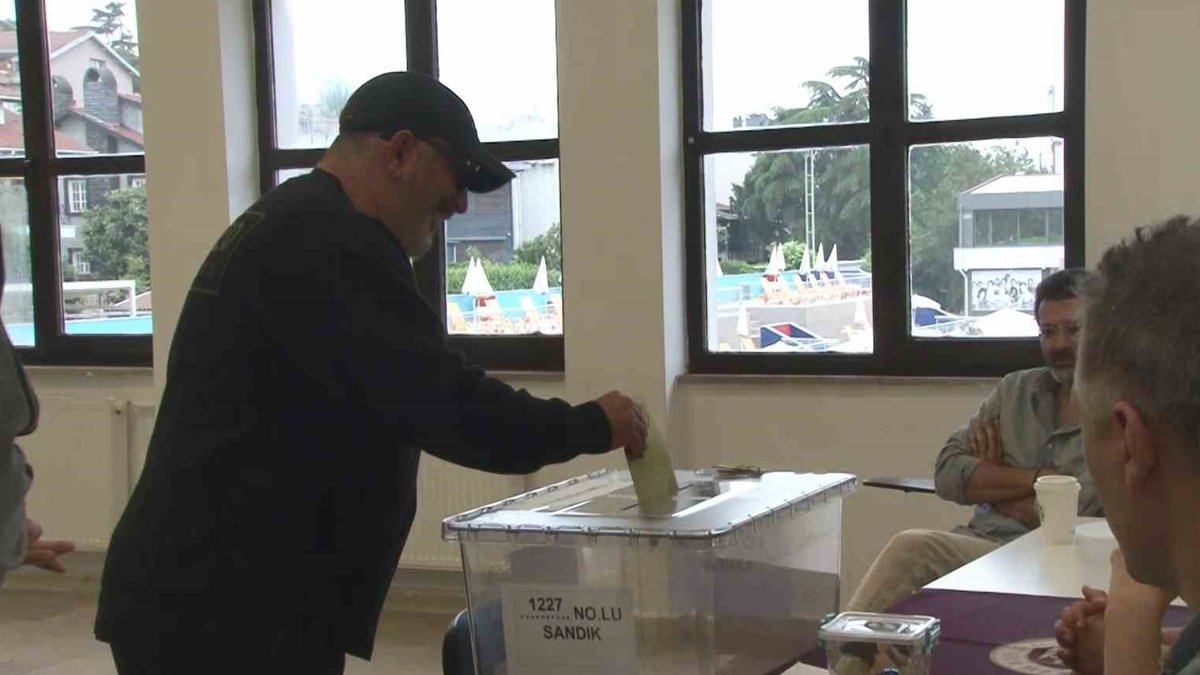 Oy kullanmak için sandık başına giden Cem Yılmaz'dan şaşırtan istek! Kendisiyle fotoğraf çekilen gençten bakın ne istedi