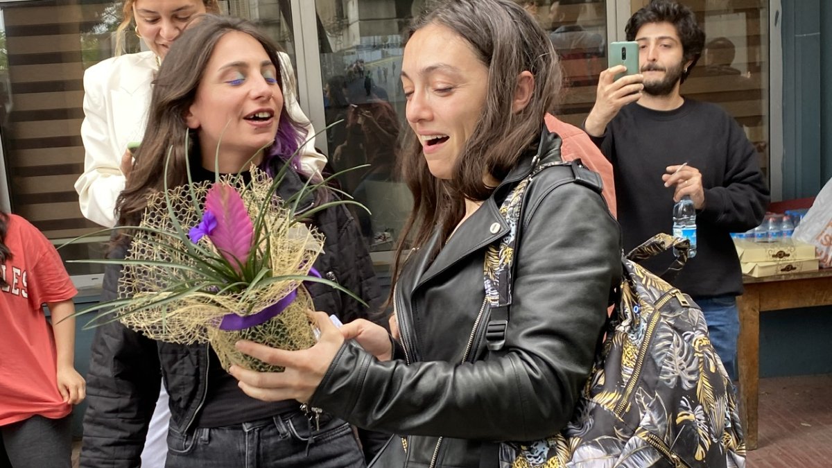 Cannes ödüllü Merve Dizdar oy vermek için gittiği okulda alkışlarla karşılandı