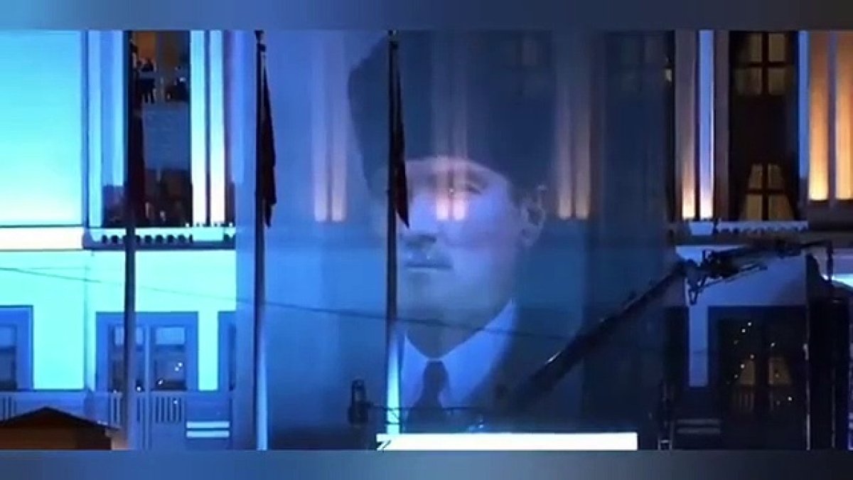 Cumhurbaşkanlığı Külliyesine kalpaklı Atatürk posteri asıldı